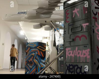 ©REMY-GABALDA/MAXPPP - TOULOUSE 10/10/2022 Lampes, bar, escalier, rampe, trolleys, sièges et même la combinaison orange portes lors du premier vol du prototype par le pilote Claude Lelaie le 27 avril 2005... En tout, près de 500 éléments, en grande majorité issue de la cabine de cet appareil emblématique, seront proposé à la vente aux enchqui se tiendra les 13, 14 et 15 octobre, à la fois en présenteur et à distance, sous le marteau de maître Marc Labarbe, commissaire-priseur installé à Toulouse. - Les 13, 14 et 15 octobre à Toulouse, le constructeur aéronautique Airbus organise une au Banque D'Images