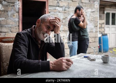 ©Chris Huby / le Pictorium/MAXPPP - Tegh 22/09/2022 Chris Huby / le Pictorium - 22/9/2022 - armenie / syunik / Tegh - Armenie / Village de Tegh - Jour de deuil. Artur, un berger de 34 ans, a ete tue dans les bombardements azeris du 13 septembre (la guerre des deux jours). Son père, sa famille et tous les voiles sont venus lui rendu un hommage plus triste. Ici le père, Mais. / 22/9/2022 - Arménie / syunik / Tegh - Arménie / Tegh village - jour de deuil. Artur, un berger de 34 ans, a été tué lors des bombardements azéris de 13 septembre (la guerre de deux jours). Son père, sa famille et tout le noig Banque D'Images