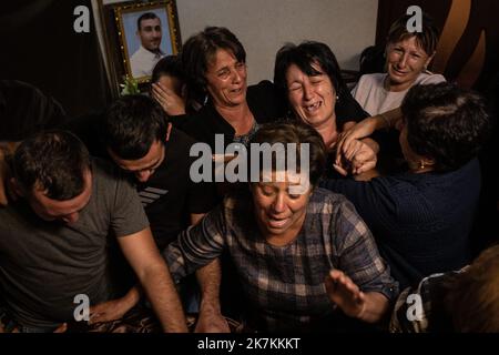 ©Chris Huby / le Pictorium/MAXPPP - Tegh 22/09/2022 Chris Huby / le Pictorium - 22/9/2022 - armenie / syunik / Tegh - Armenie / Village de Tegh - Jour de deuil. Artur, un berger de 34 ans, a ete tue dans les bombardements azeris du 13 septembre (la guerre des deux jours). Son père Mais, sa famille et tous les voiins sont venus lui rendu un hommage plus triste. / 22/9/2022 - Arménie / syunik / Tegh - Arménie / Tegh village - jour de deuil. Artur, un berger de 34 ans, a été tué dans les bombardements azéris de 13 septembre (la guerre de deux jours). Son père Mais, sa famille et tous les voisins ca Banque D'Images