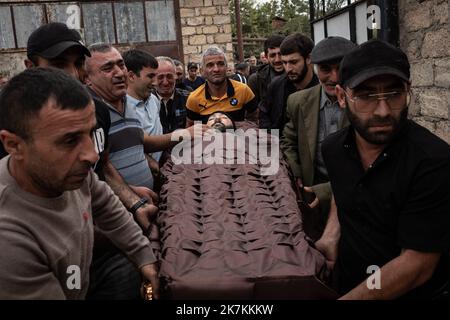 ©Chris Huby / le Pictorium/MAXPPP - Tegh 22/09/2022 Chris Huby / le Pictorium - 22/9/2022 - armenie / syunik / Tegh - Armenie / Village de Tegh - Jour de deuil. Artur, un berger de 34 ans, a ete tue dans les bombardements azeris du 13 septembre (la guerre des deux jours). Son père Mais, sa famille et tous les voiins sont venus lui rendu un hommage plus triste. Les villageois portant le corps. / 22/9/2022 - Arménie / syunik / Tegh - Arménie / Tegh village - jour de deuil. Artur, un berger de 34 ans, a été tué dans les bombardements azéris de 13 septembre (la guerre de deux jours). Son père mais, son Banque D'Images