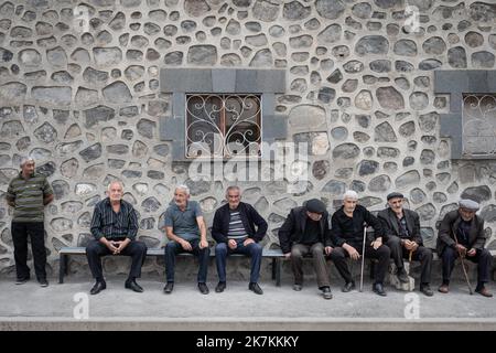 ©Chris Huby / le Pictorium/MAXPPP - Tegh 22/09/2022 Chris Huby / le Pictorium - 22/9/2022 - armenie / syunik / Tegh - Armenie / Village de Tegh - les vieux se souent le matin pour le discuter de la mort d'Artur. / 22/9/2022 - Arménie / syunik / Tegh - Arménie / village de Tegh - les anciens se sont réunis le matin pour discuter de la mort d'Artur. Banque D'Images