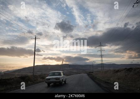 ©Chris Huby / le Pictorium/MAXPPP - Tegh 22/09/2022 Chris Huby / le Pictorium - 22/9/2022 - l'armenie / syunik / Tegh - Armenie / route vers Goris, le soir. / 22/9/2022 - Arménie / syunik / Tegh - Arménie / conduire à Goris dans la soirée. Banque D'Images