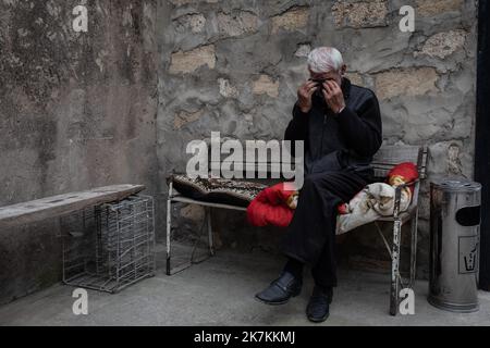 ©Chris Huby / le Pictorium/MAXPPP - Tegh 22/09/2022 Chris Huby / le Pictorium - 22/9/2022 - armenie / syunik / Tegh - Armenie / Village de Tegh - Jour de deuil. Artur, un berger de 34 ans, a ete tue dans les bombardements azeris du 13 septembre (la guerre des deux jours). Son père, sa famille et tous les voiles sont venus lui rendu un hommage plus triste. Ici le grand-père. / 22/9/2022 - Arménie / syunik / Tegh - Arménie / Tegh village - jour de deuil. Artur, un berger de 34 ans, a été tué lors des bombardements azéris de 13 septembre (la guerre de deux jours). Son père, sa famille et tout le noig Banque D'Images