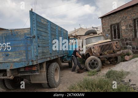 ©Chris Huby / le Pictorium/MAXPPP - Yeraskh 21/09/2022 Chris Huby / le Pictorium - 21/9/2022 - armenie / Ararat / Yeraskh - Armenie / Yeraskh - un Ouvrier repare son camion. / 21/9/2022 - Arménie / Ararat / Yeraskh - Arménie / Yeraskh - Un ouvrier répare son camion. Banque D'Images