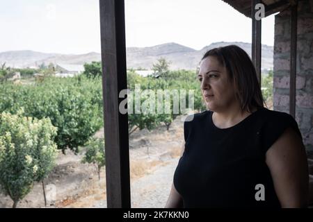 ©Chris Huby / le Pictorium/MAXPPP - Yeraskh 21/09/2022 Chris Huby / le Pictorium - 21/9/2022 - l'armenie / Ararat / Yeraskh - Armenie / Yeraskh - Portrait de Zina, vendeuse au centre. Elle cultive plusieurs fruits dans son champ et apercoit la façade azeri a quelques mètres de sa maison. / 21/9/2022 - Arménie / Ararat / Yeraskh - Arménie / Yeraskh - Portrait de Zina, vendeuse au centre. Elle cultive plusieurs fruits dans son champ et voit la frontière azerbaïdjanaise à quelques mètres de sa maison. Banque D'Images