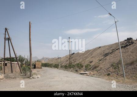 ©Chris Huby / le Pictorium/MAXPPP - Yeraskh 21/09/2022 Chris Huby / le Pictorium - 21/9/2022 - armenie / Ararat / Yeraskh - Armenie / Yeraskh - la façade du village armenien avec les azeris. / 21/9/2022 - Arménie / Ararat / Yeraskh - Arménie / Yeraskh - la frontière du village arménien avec les Azeris. Banque D'Images