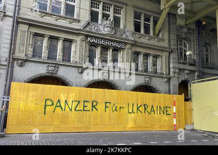 ©François Glories/MAXPPP - 11/10/2022 étiquette de haine sur un panneau de site de bâtiment, 300m du Palais fédéral suisse. Des panneaux cachant des œuvres dans le centre de la capitale suisse 'Bern'. Au milieu de la rue commerçante la plus achalandée de la ville de la Confédération suisse, les gens étaient tagging sous la "Maison de l'empereur", Paner iFèr Ukraine. Berne Suisse. 11 octobre 2022 Banque D'Images