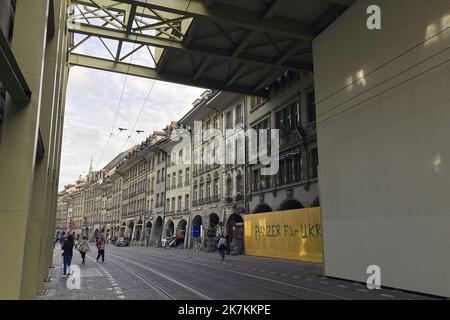 ©François Glories/MAXPPP - 11/10/2022 étiquette de haine sur un panneau de site de bâtiment, 300m du Palais fédéral suisse. Des panneaux cachant des œuvres dans le centre de la capitale suisse 'Bern'. Au milieu de la rue commerçante la plus achalandée de la ville de la Confédération suisse, les gens étaient tagging sous la "Maison de l'empereur", Paner iFèr Ukraine. Berne Suisse. 11 octobre 2022 Banque D'Images