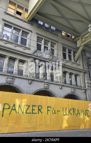 ©François Glories/MAXPPP - 11/10/2022 étiquette de haine sur un panneau de site de bâtiment, 300m du Palais fédéral suisse. Des panneaux cachant des œuvres dans le centre de la capitale suisse 'Bern'. Au milieu de la rue commerçante la plus achalandée de la ville de la Confédération suisse, les gens étaient tagging sous la "Maison de l'empereur", Paner iFèr Ukraine. Berne Suisse. 11 octobre 2022 Banque D'Images