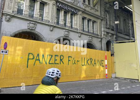 ©François Glories/MAXPPP - 11/10/2022 étiquette de haine sur un panneau de site de bâtiment, 300m du Palais fédéral suisse. Des panneaux cachant des œuvres dans le centre de la capitale suisse 'Bern'. Au milieu de la rue commerçante la plus achalandée de la ville de la Confédération suisse, les gens étaient tagging sous la "Maison de l'empereur", Paner iFèr Ukraine. Berne Suisse. 11 octobre 2022 Banque D'Images