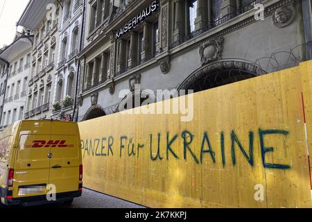 ©François Glories/MAXPPP - 11/10/2022 étiquette de haine sur un panneau de site de bâtiment, 300m du Palais fédéral suisse. Des panneaux cachant des œuvres dans le centre de la capitale suisse 'Bern'. Au milieu de la rue commerçante la plus achalandée de la ville de la Confédération suisse, les gens étaient tagging sous la "Maison de l'empereur", Paner iFèr Ukraine. Berne Suisse. 11 octobre 2022 Banque D'Images