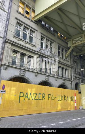 ©François Glories/MAXPPP - 11/10/2022 étiquette de haine sur un panneau de site de bâtiment, 300m du Palais fédéral suisse. Des panneaux cachant des œuvres dans le centre de la capitale suisse 'Bern'. Au milieu de la rue commerçante la plus achalandée de la ville de la Confédération suisse, les gens étaient tagging sous la "Maison de l'empereur", Paner iFèr Ukraine. Berne Suisse. 11 octobre 2022 Banque D'Images