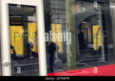 ©François Glories/MAXPPP - 11/10/2022 étiquette de haine sur un panneau de site de bâtiment, 300m du Palais fédéral suisse. Des panneaux cachant des œuvres dans le centre de la capitale suisse 'Bern'. Au milieu de la rue commerçante la plus achalandée de la ville de la Confédération suisse, les gens étaient tagging sous la "Maison de l'empereur", Paner iFèr Ukraine. Berne Suisse. 11 octobre 2022 Banque D'Images