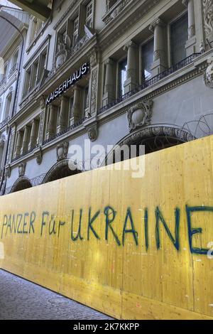 ©François Glories/MAXPPP - 11/10/2022 étiquette de haine sur un panneau de site de bâtiment, 300m du Palais fédéral suisse. Des panneaux cachant des œuvres dans le centre de la capitale suisse 'Bern'. Au milieu de la rue commerçante la plus achalandée de la ville de la Confédération suisse, les gens étaient tagging sous la "Maison de l'empereur", Paner iFèr Ukraine. Berne Suisse. 11 octobre 2022 Banque D'Images