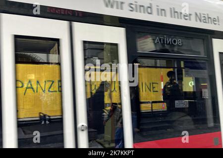 ©François Glories/MAXPPP - 11/10/2022 étiquette de haine sur un panneau de site de bâtiment, 300m du Palais fédéral suisse. Des panneaux cachant des œuvres dans le centre de la capitale suisse 'Bern'. Au milieu de la rue commerçante la plus achalandée de la ville de la Confédération suisse, les gens étaient tagging sous la "Maison de l'empereur", Paner iFèr Ukraine. Berne Suisse. 11 octobre 2022 Banque D'Images