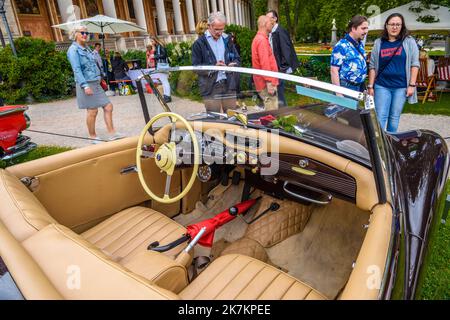 BADEN BADEN, ALLEMAGNE - JUILLET 2019: Intérieur cuir beige de SUNBEAM-TALBOT 90 MkII MK2 cabrio roadster 1950 1952, réunion oldtimer à Kurpark. Banque D'Images