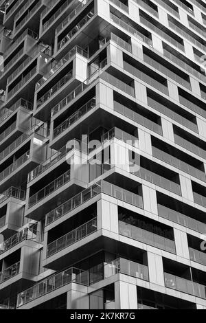 Fragment abstrait d'architecture moderne, murs en béton et balcons en verre. Détails de l'architecture motif mural abstrait géométrique. Personne, St Banque D'Images