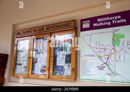 Village de Millthorpe , ville du patrimoine dans la région de Nouvelle-Galles du Sud, panneau d'information de la communauté à côté de la carte des sentiers de randonnée locaux, Nouvelle-Galles du Sud, Australie Banque D'Images