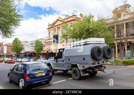 Centre-ville d'Orange et le quartier des affaires, toyota Landcruiser avec de grands pneus de rechange en roulant le long de la rue d'été, Orange, Australie Banque D'Images