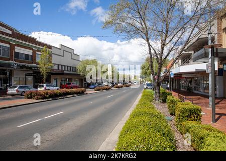 Centre-ville d'Orange et rue d'été dans le quartier des affaires, jour de printemps ensoleillé, scène urbaine de rue, Orange, région centrale de tablelands, Nouvelle-Galles du Sud, Australie Banque D'Images