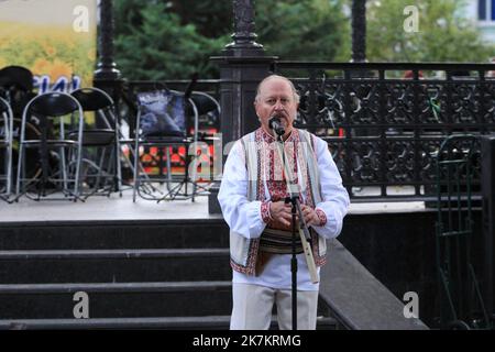 Odessa, Ukraine. 15th octobre 2022. L'artiste d'honneur d'Ukraine Alexander Dmitriev est vu en spectacle devant le public. Le concert « avec une chanson pour la victoire » a eu lieu au jardin de la ville. Pour soutenir l'esprit de combat des héros de l'Ukraine, des œuvres musicales ont été exécutées par le Centre d'art musical des Forces militaires et navales. Crédit : SOPA Images Limited/Alamy Live News Banque D'Images