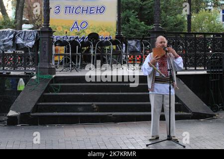Odessa, Ukraine. 15th octobre 2022. L'artiste d'honneur d'Ukraine Alexander Dmitriev est vu en spectacle devant le public. Le concert « avec une chanson pour la victoire » a eu lieu au jardin de la ville. Pour soutenir l'esprit de combat des héros de l'Ukraine, des œuvres musicales ont été exécutées par le Centre d'art musical des Forces militaires et navales. Crédit : SOPA Images Limited/Alamy Live News Banque D'Images