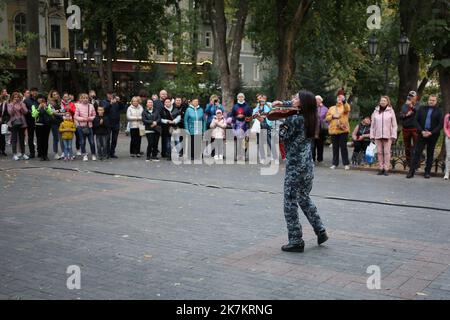 Odessa, Ukraine. 15th octobre 2022. Sofia Osadchaya se produit devant le public. Le concert « avec une chanson pour la victoire » a eu lieu au jardin de la ville. Pour soutenir l'esprit de combat des héros de l'Ukraine, des œuvres musicales ont été exécutées par le Centre d'art musical des Forces militaires et navales. Crédit : SOPA Images Limited/Alamy Live News Banque D'Images