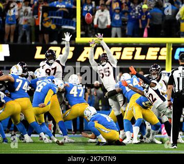 Los Angeles Chargers Kicker Dustin Hopkins (6) lance le match gagnant but de terrain contre Denver Broncos en heures supplémentaires au stade SOFI à Inglewood, Californie, lundi, 17 octobre 2022. Les Chargers battent les Broncos 19-16. Photo de Jon SooHoo/UPI Banque D'Images