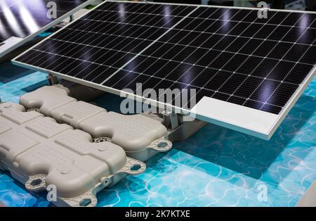 Panneaux de cellules solaires flottants pour générer l'électricité dans l'industrie de l'énergie renouvelable de ferme solaire Banque D'Images