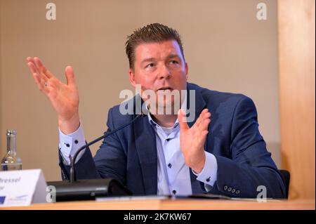 Hambourg, Allemagne. 16th août 2022. Andreas Dressel (SPD), sénateur des Finances à Hambourg, présente les mesures d'économie d'énergie de la ville de Hambourg lors de la conférence de presse de l'État à l'Hôtel de ville après la réunion du Sénat. Credit: Jonas Walzberg/dpa/Alay Live News