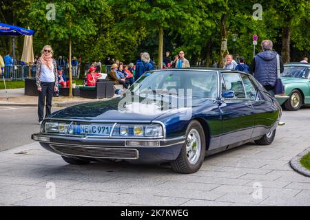 BADEN BADEN, ALLEMAGNE - JUILLET 2019: Bleu foncé CITROEN SM coupé 1970 1975 avec capot ouvert, réunion à Kurpark. Banque D'Images