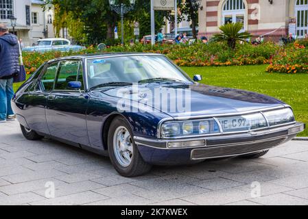 BADEN BADEN, ALLEMAGNE - JUILLET 2019: Bleu foncé CITROEN SM coupé 1970 1975 avec capot ouvert, réunion à Kurpark. Banque D'Images