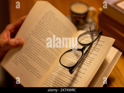 Berlin, Allemagne. 17th octobre 2022. Une paire de lunettes de lecture repose sur un livre en papier ouvert. Credit: Monika Skolimowska/dpa/Alay Live News Banque D'Images