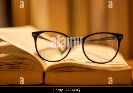 Berlin, Allemagne. 17th octobre 2022. Une paire de lunettes de lecture repose sur un livre en papier ouvert. Credit: Monika Skolimowska/dpa/Alay Live News Banque D'Images