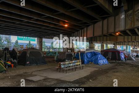 Vue sur un campement pour sans-abri sous le pont autoroutier au 3rd St & Virginia Ave Se à Washington, DC vendredi, 14 octobre 2022 à Washington, DC le campement contenait 9 tentes qui abritaient un nombre indéterminé de personnes sans abri. Credit: Jemal Countess/CNP (RESTRICTION: PAS de journaux ou journaux New York ou New Jersey dans un rayon de 75 miles de New York) Banque D'Images