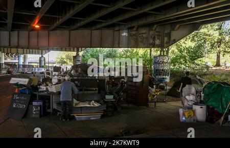 Vue sur un campement pour sans-abri sous le pont autoroutier au 3rd St & Virginia Ave Se à Washington, DC vendredi, 14 octobre 2022 à Washington, DC le campement contenait 9 tentes qui abritaient un nombre indéterminé de personnes sans abri. Credit: Jemal Countess/CNP (RESTRICTION: PAS de journaux ou journaux New York ou New Jersey dans un rayon de 75 miles de New York) Banque D'Images