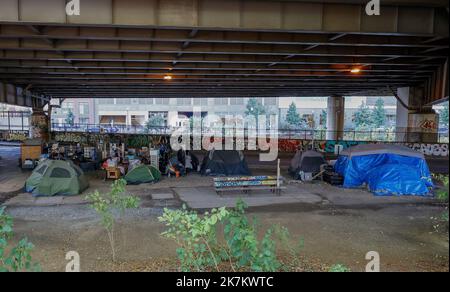 Vue sur un campement pour sans-abri sous le pont autoroutier au 3rd St & Virginia Ave Se à Washington, DC vendredi, 14 octobre 2022 à Washington, DC le campement contenait 9 tentes qui abritaient un nombre indéterminé de personnes sans abri. Une aire de jeux d'une école voisine peut être vue en arrière-plan. Credit: Jemal Countess/CNP (RESTRICTION: PAS de journaux ou journaux New York ou New Jersey dans un rayon de 75 miles de New York) Banque D'Images