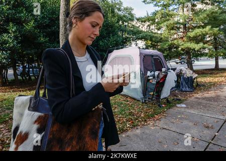 Washington, DC. 14th octobre 2022. Le journaliste Georgia Worrell parle avec un résident d'un campement pour sans-abri dans la partie inférieure du Foggy de Washington, DC, vendredi, 14 octobre 2022 à Washington, DC. Le campement Foggy Bottom est situé juste derrière les États-Unis Département d'État et contient 15 tentes abritant un nombre indéterminé de personnes sans abri. Credit: Jemal Countess/CNP (RESTRICTION: PAS de journaux ou journaux New York ou New Jersey dans un rayon de 75 miles de New York) Credit: dpa/Alay Live News Banque D'Images