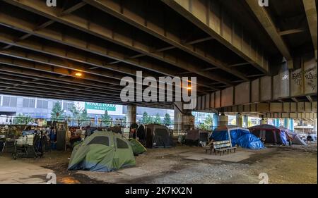 Vue sur un campement pour sans-abri sous le pont autoroutier au 3rd St & Virginia Ave Se à Washington, DC vendredi, 14 octobre 2022 à Washington, DC le campement contenait 9 tentes qui abritaient un nombre indéterminé de personnes sans abri. Credit: Jemal Countess/CNP (RESTRICTION: PAS de journaux ou journaux New York ou New Jersey dans un rayon de 75 miles de New York) Banque D'Images