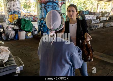 Le journaliste Georgia Worrell parle avec un résident d'un campement pour sans-abri sous le pont autoroutier situé au 3rd St & Virginia Ave Se à Washington, DC vendredi, 14 octobre 2022 à Washington, DC le campement contenait 9 tentes qui abritaient un nombre indéterminé de personnes sans abri. Credit: Jemal Countess/CNP (RESTRICTION: PAS de journaux ou journaux New York ou New Jersey dans un rayon de 75 miles de New York) Banque D'Images