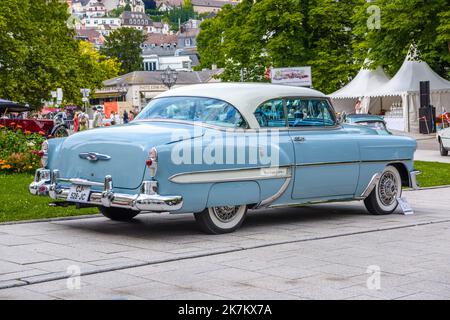 BADEN BADEN, ALLEMAGNE - JUILLET 2019: Bleu blanc CHEVROLET bel AIR sport coupé 1953, oldtimer réunion à Kurpark. Banque D'Images