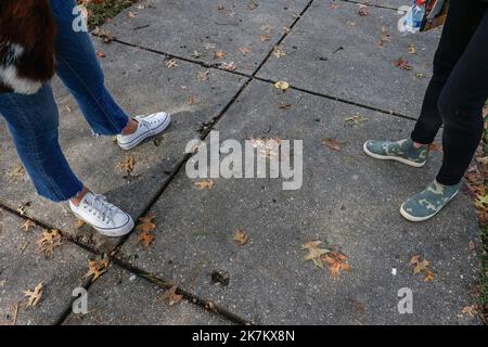 Washington, DC. 14th octobre 2022. Le journaliste Georgia Worrell parle avec un résident d'un campement pour sans-abri dans la partie inférieure du Foggy de Washington, DC, vendredi, 14 octobre 2022 à Washington, DC. Le campement Foggy Bottom est situé juste derrière les États-Unis Département d'État et contient 15 tentes abritant un nombre indéterminé de personnes sans abri. Credit: Jemal Countess/CNP (RESTRICTION: PAS de journaux ou journaux New York ou New Jersey dans un rayon de 75 miles de New York) Credit: dpa/Alay Live News Banque D'Images