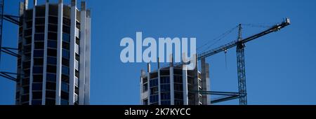 Beaux bâtiments résidentiels en construction à l'extérieur et grue de construction Banque D'Images