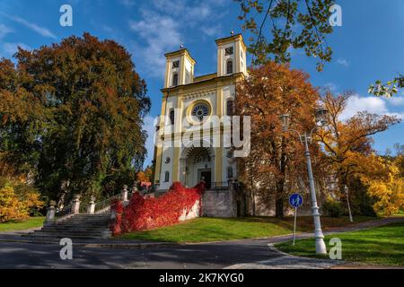 Marianske Lazne (Marienbad) - Église catholique de l'Assomption de la Vierge Marie dans la ville thermale tchèque en automne coloré - ciel bleu et arbres Banque D'Images