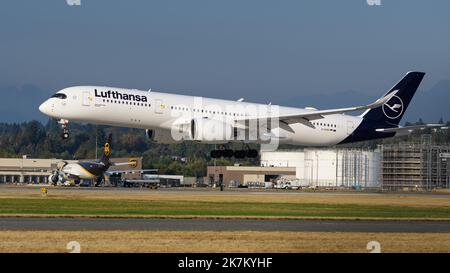 Richmond, Colombie-Britannique, Canada. 27th septembre 2022. Un avion de ligne Airbus A350-900 de Lufthansa (D-AIVB) atterrit à l'aéroport international de Vancouver. (Image de crédit : © Bayne Stanley/ZUMA Press Wire) Banque D'Images