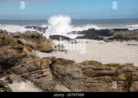 Marées à l'intérieur de la rivière des tempêtes avec marée à l'intérieur et des briseurs massifs s'écrasant sur le rivage rocheux. Vitesse d'obturation réduite avec lignes de pointe et surf moussant Banque D'Images