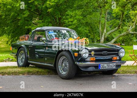 BADEN BADEN, ALLEMAGNE - JUILLET 2019: Black TRIOMPHE TR6 cabrio roadster 1968 1976, réunion oldtimer à Kurpark. Banque D'Images