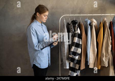 Démarrage petite entreprise entrepreneur PME, jeune femme vendant des vêtements en ligne. Portrait de propriétaire de petite entreprise dans le bureau à domicile, vente en ligne de marketing Banque D'Images