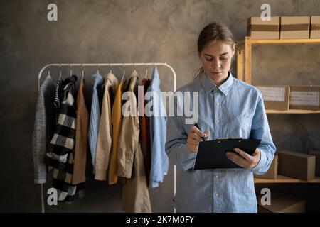 Démarrage petite entreprise entrepreneur PME, jeune femme vendant des vêtements en ligne. Portrait de propriétaire de petite entreprise dans le bureau à domicile, vente en ligne de marketing Banque D'Images