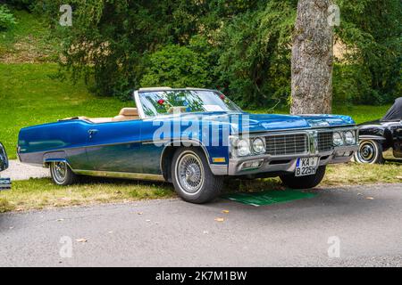 BADEN BADEN, ALLEMAGNE - JUILLET 2019 : voiture pleine grandeur Blue BUICK WILDCAT 2nd génération cabrio 1965 1970, réunion à Kurpark. Banque D'Images